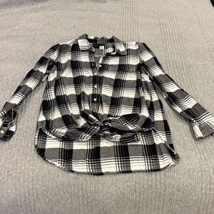 GAP Black & White Plaid knotted Button-Up Shirt